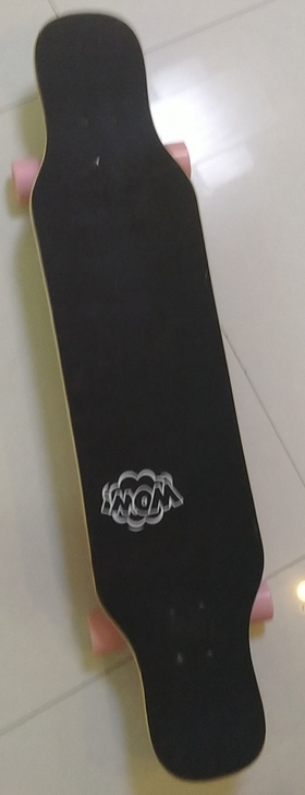 滑板背后是粉绿色调,上面是一只鹿,可承重3...