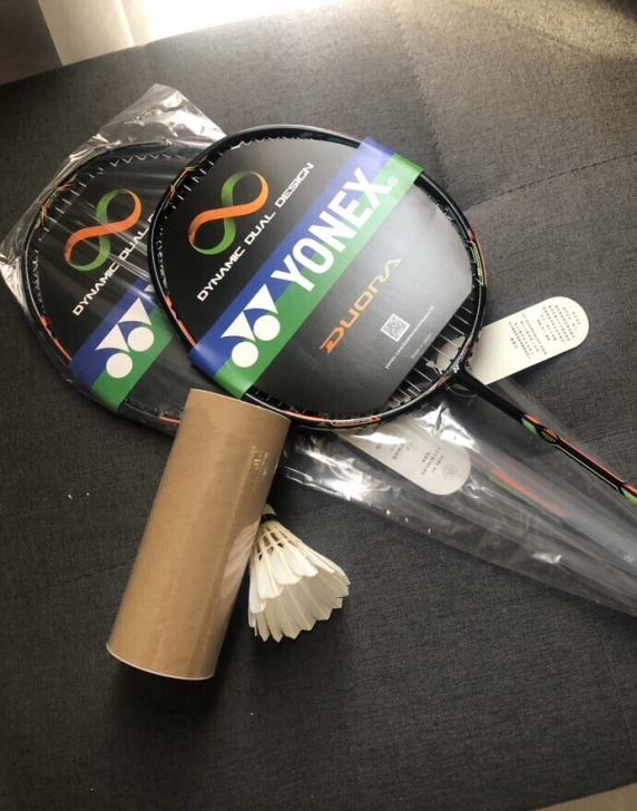 个人一手尤尼克斯羽毛球双拍