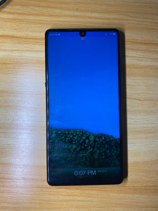 锤子坚果r1  664g 黑色，白色背景下...