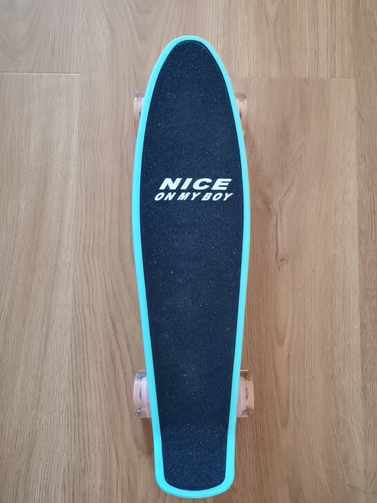 滑板，小鱼板，闪光轮，只玩过两三回，一直闲...