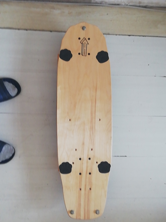 陆地冲浪板。板面长宽为82／24㎝，桥为弹...