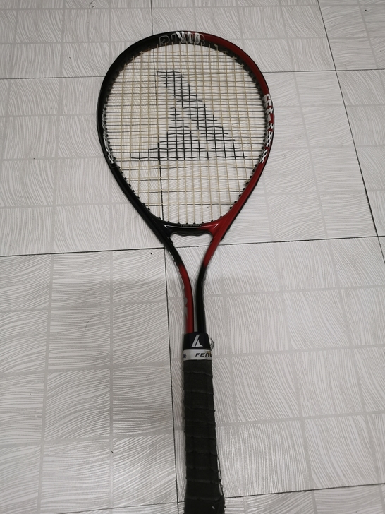 名牌网球拍，带包送球。