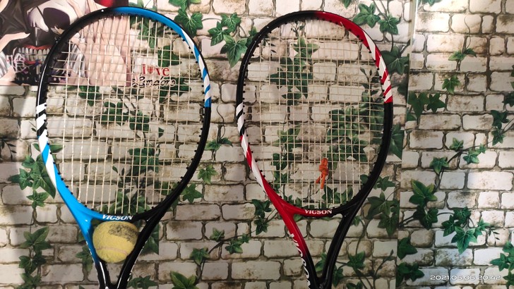 基本全新网球拍，三百多一只买的，搬家麻烦所...