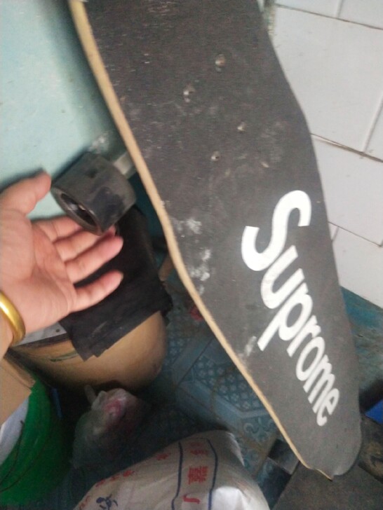 带灯的滑板有要买的联系我，滑了俩次