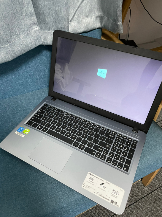 95新华硕A540笔记本电脑，1300出配...