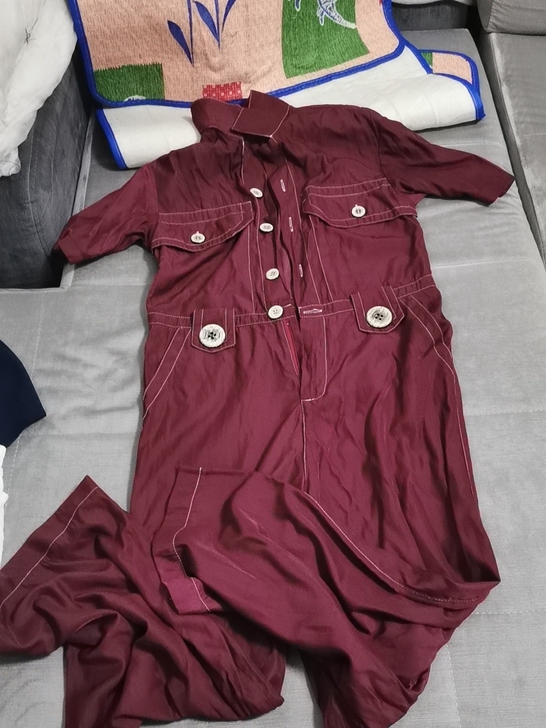 20红色连体裤，有腰带，156cm，45kg