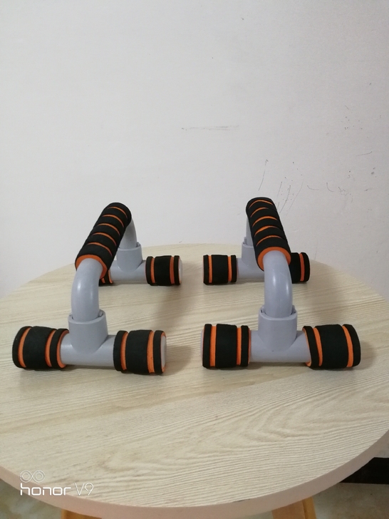 出健身器材，全新。俯卧撑，腹肌轮各8元。不...