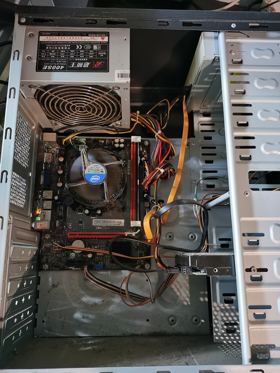 主板H61，CPU G2030， 内存4G...