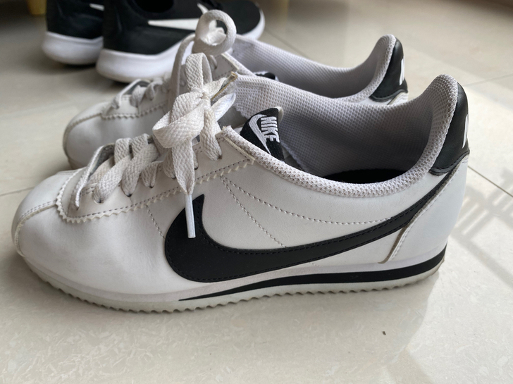 NIKE耐克女鞋白红 黑白阿甘鞋休闲鞋运动...