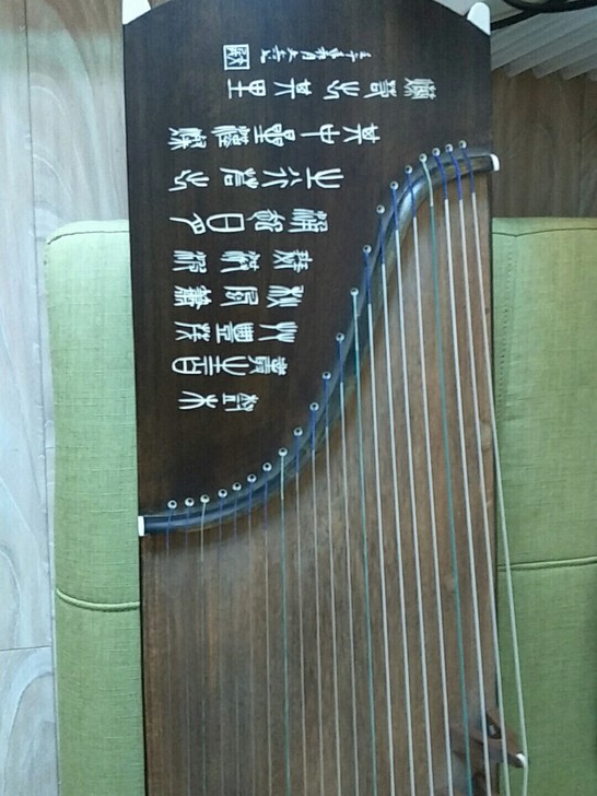 闲置古筝，音色清亮，造型古朴。从未损坏过。...