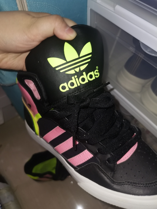 阿迪达斯三叶草
