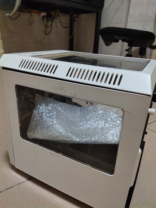 先马电脑机箱，用三年了，有划痕，其他都是好...
