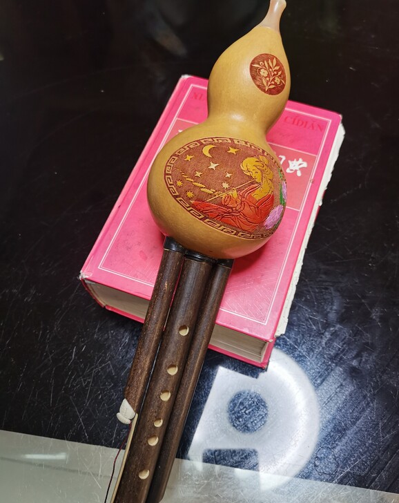 小学二年级音乐上要求买的葫芦丝，二年级结束...