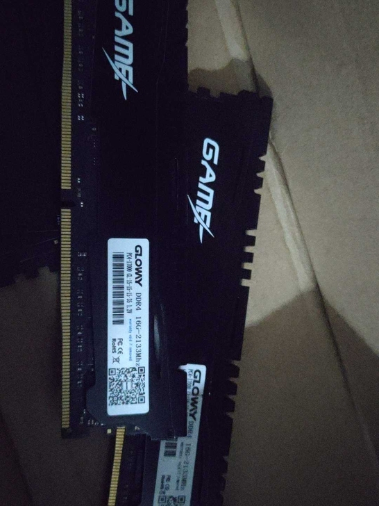 DDR4内存条16G/2133频率！光威马...