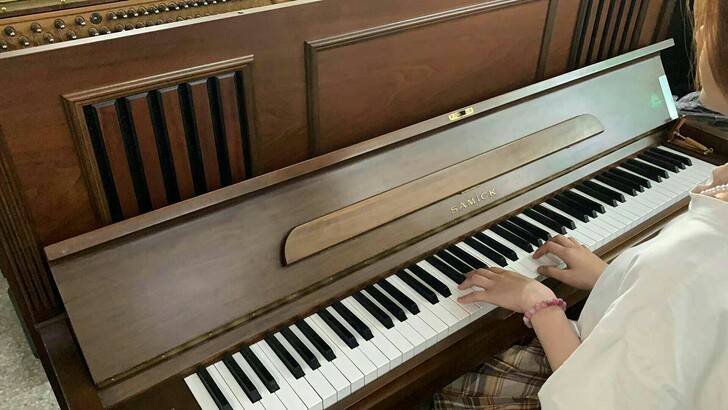 钢琴是几年前给俺闺女买的，现在不咋弹了，原...