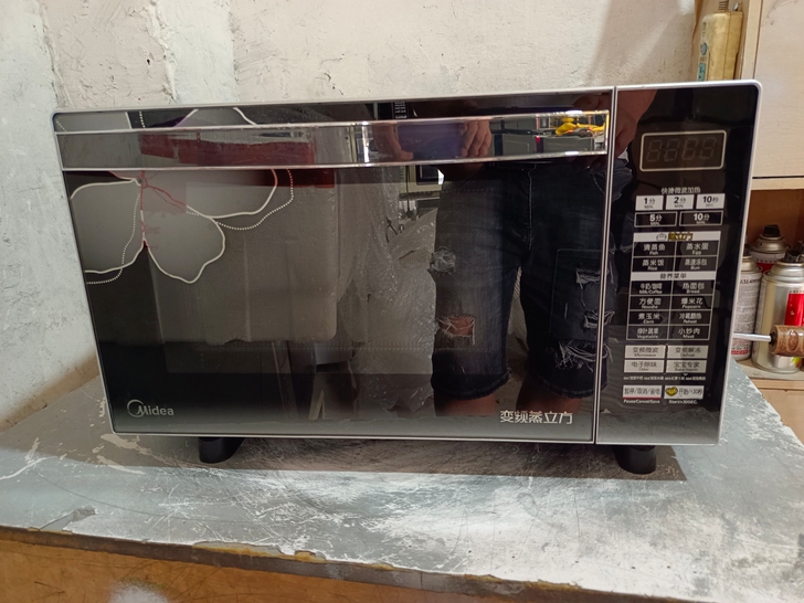 特价处理一台美的变频微波炉。