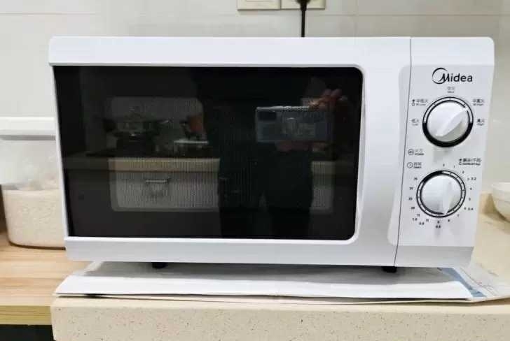 白色美的机械微波炉 二手白色美的机械微波炉，旋钮调节，简单快