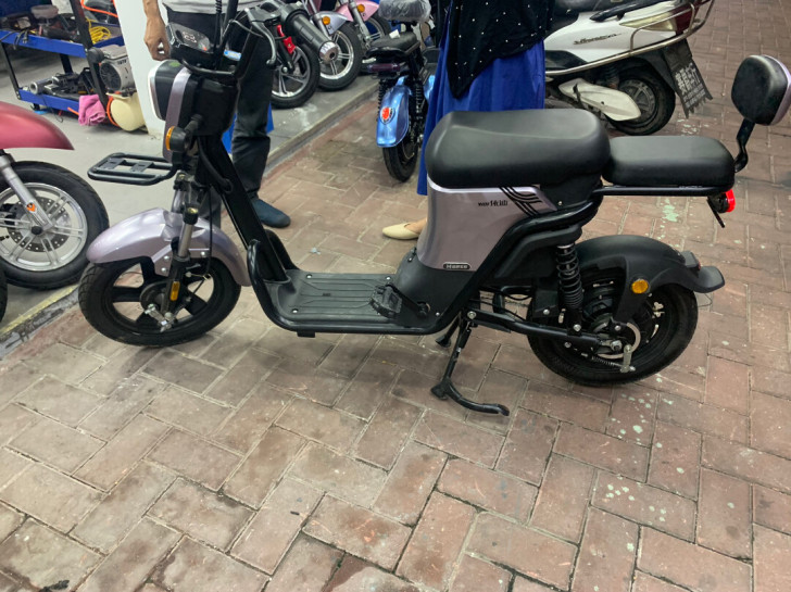 哈啰出行伊迪电动车原价2800，现在挥泪1...