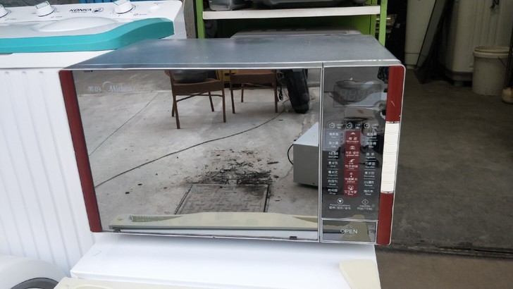 美的牌微波炉180元。有八九成新，外观漂亮...