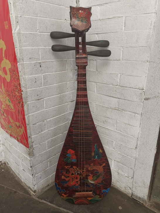 乡下收来的，老琵琶一把，做工精细，保存完美，