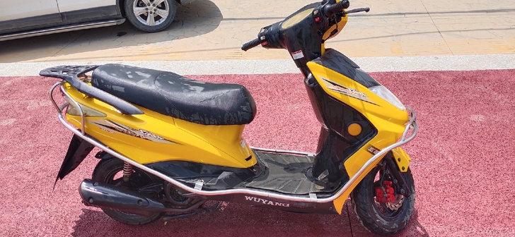 出一辆踏板小摩托，成色如图嘎嘎新，全车原版...