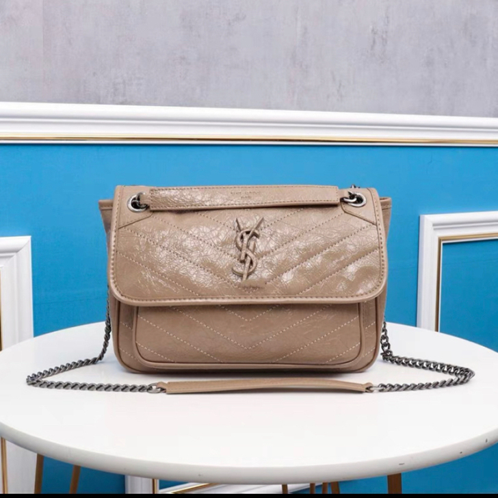 朋友送的。个人风格不搭所以出。全新未拆封杨...