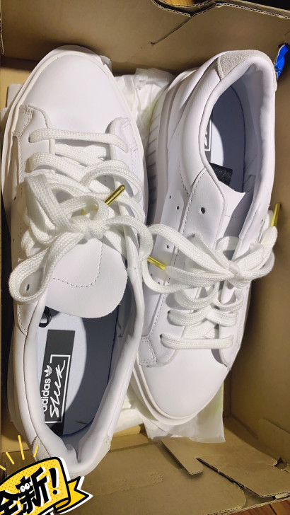 阿迪达斯白色板鞋