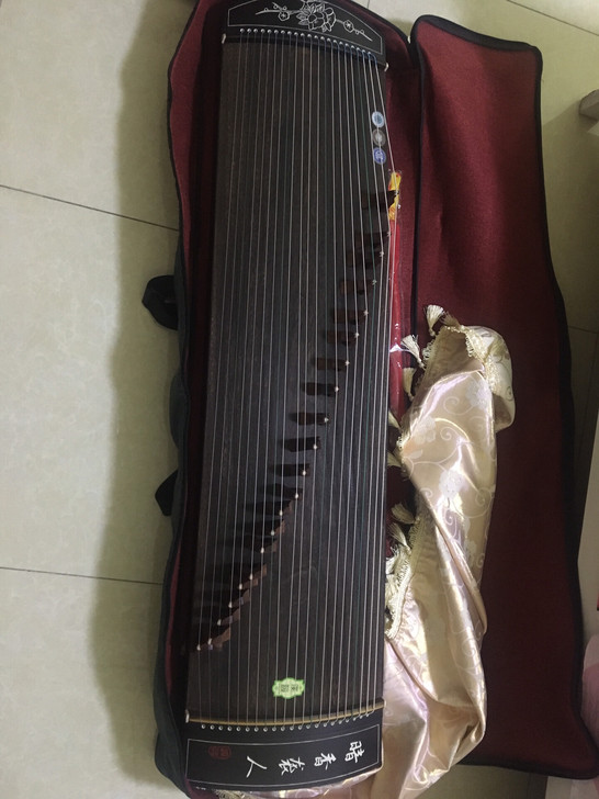 基本全新古筝，买来后没弹过几次，家里男娃儿...
