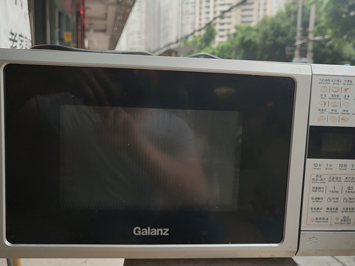格兰仕微波炉全好的。因为东西有点大，不方便...
