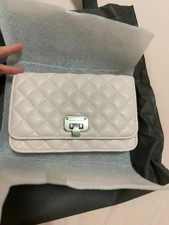 全新 CK链条斜挎包 淡粉色、没背过 闲置