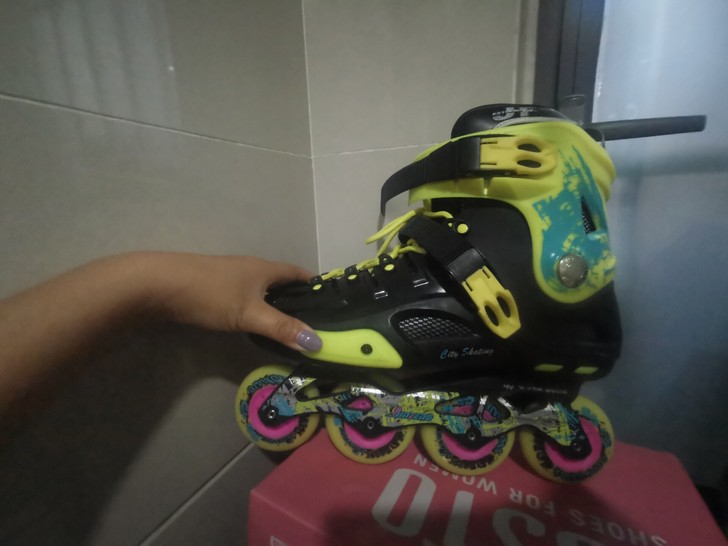 男士轮滑鞋，42码。买成599。滑了几次我...