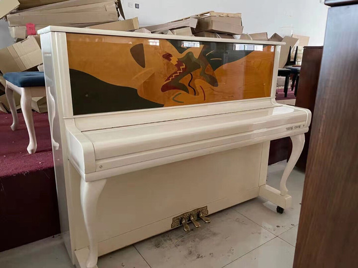 库房拆迁，现特价着急处理一批9成新的二手钢琴