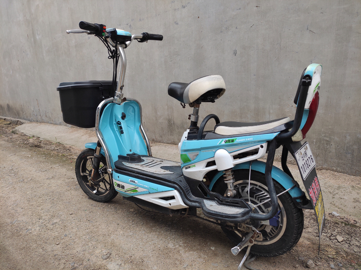 雅迪二手电动车,年前刚换的新电瓶 ,12伏...