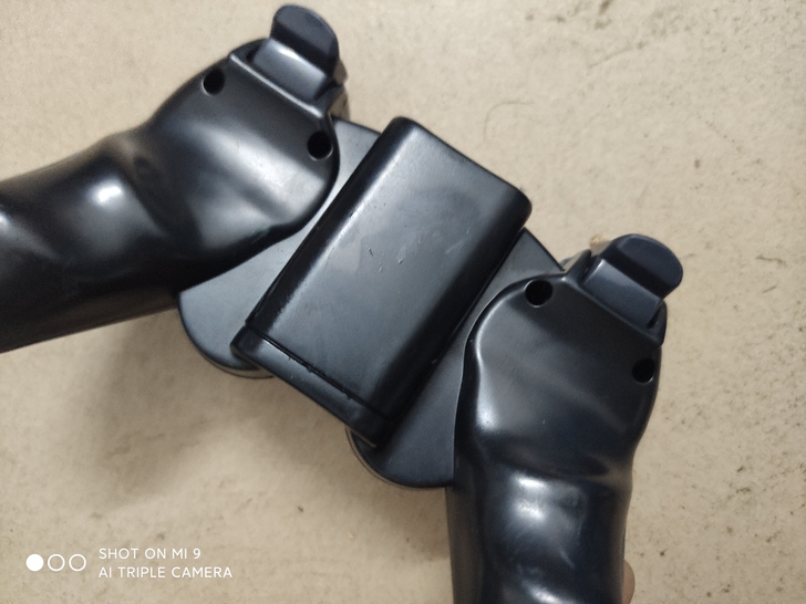 游戏手柄，通电，功能未测试，售出不退！