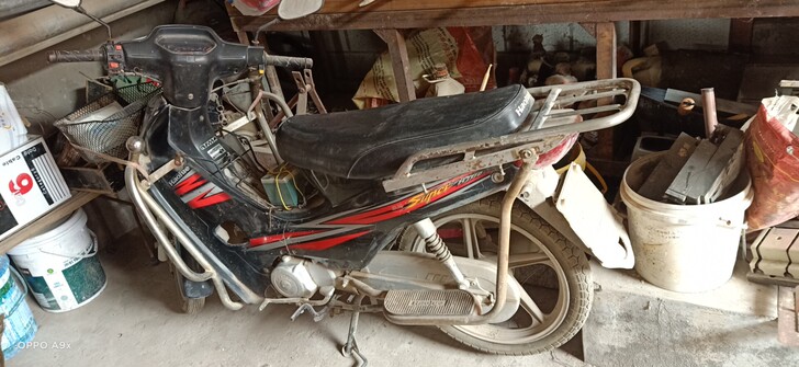 豪爵摩托车自己开的,用的很省油,家里买汽车...