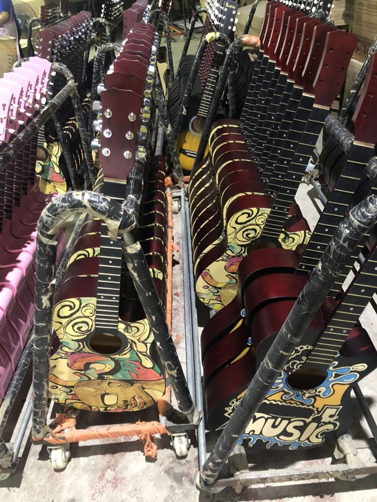 蓝月琴行倒闭了,转手出售我的一众全新小吉他...