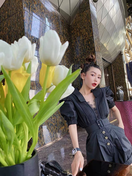 孙瑜儿小众设计蕾丝边v领泡泡袖腰带收腰卷边...