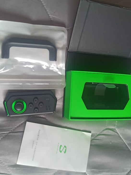 18年买8PRO的时候顺便买的手柄,本来是...