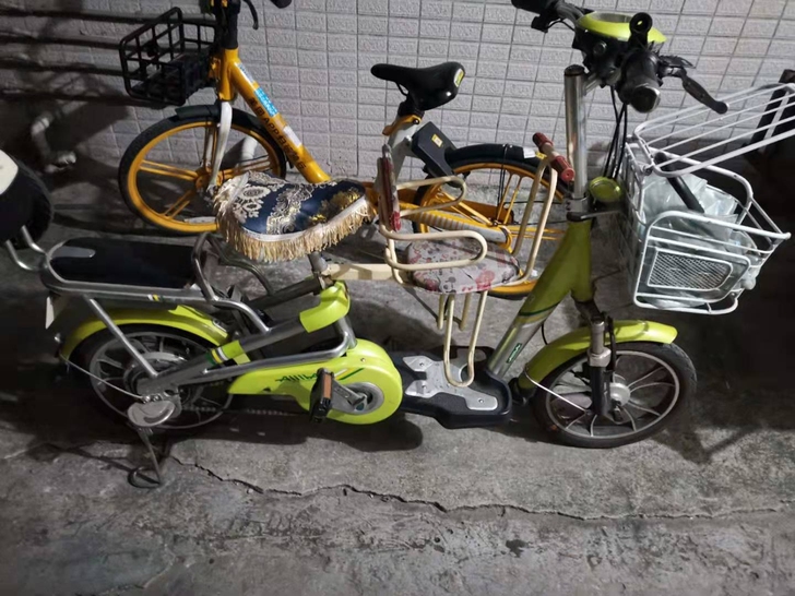出爱玛电动车，可以拍跑三十公里