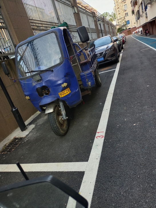 带翻斗自卸三轮车,卸货比较方便,有牌照驾驶...