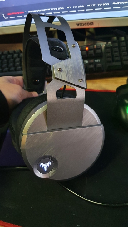 速钛耳机，保证声音，耳麦，灯光正常，成色很新