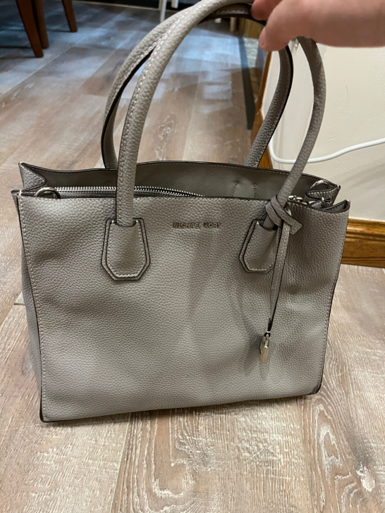 MK灰色女肩包，9成新，颜色款式都很百搭，...