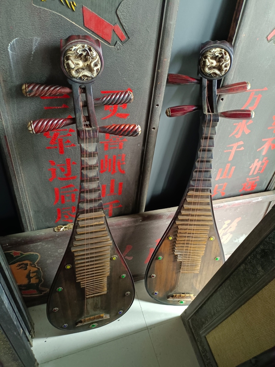 下乡收来老琵琶一对,品相完整,正常使用,喜...