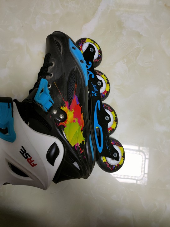 大学时候买的轮滑鞋 根本没滑过几回就吃灰了...