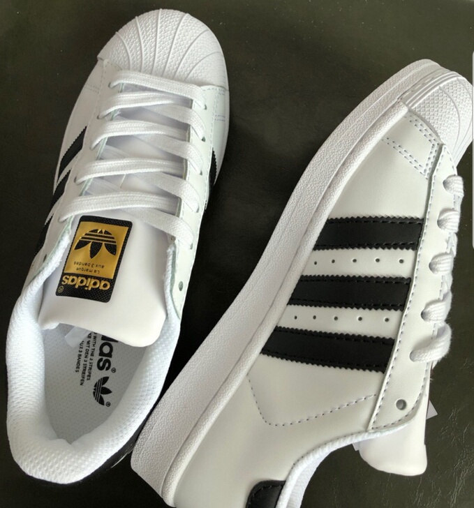 阿迪达斯板鞋