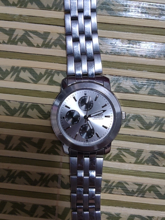 不知道什么时候的卡西欧手表，电池没电了，表...