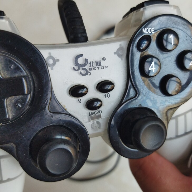 北通战戟有线游戏手柄,型号BTP-2118...