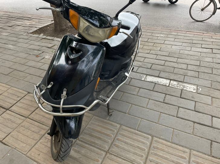 出售二手自用爱玛电动车一辆,新旧如图,48...