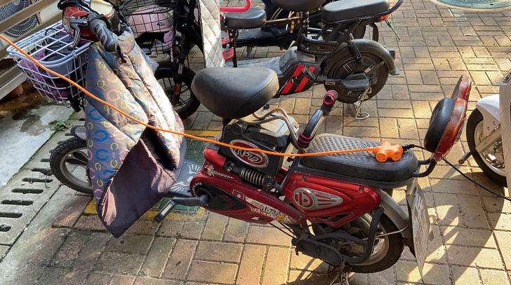 小刀电动车，老车了，不过挺好骑，有南京车牌...