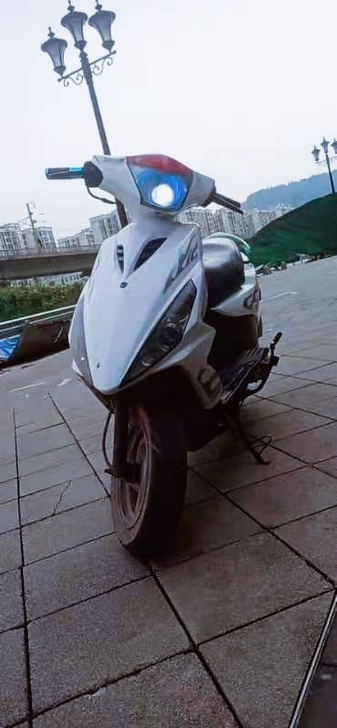 出一台本人跑外卖鬼火踏板车